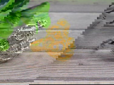 HAMMERED GOLD TONE RING