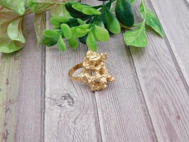 HAMMERED GOLD TONE RING