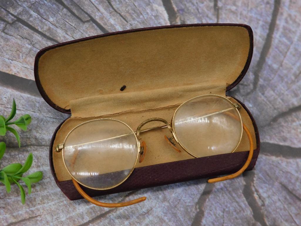 VINTAGE GLASSES IN CASE: VINTAGE GLASSES IN CASE