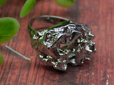 HAMMERED SILVER TONE RING