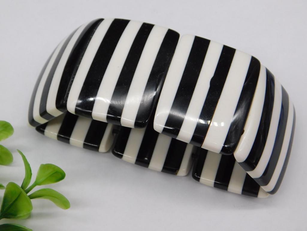 Black and White Striped Stretchable Bracelet: Black and White Striped Stretchable Bracelet