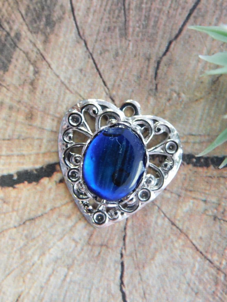 ABALONE HEART PENDANT ROCK STONE LAPIDARY SPECIMEN: ABALONE HEART PENDANT ROCK STONE LAPIDARY SPECIMEN