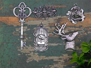 MIXED PENDANT LOT