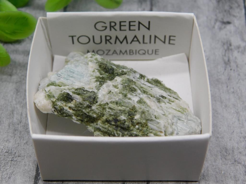 GREEN TOURMALINE ROCK STONE LAPIDARY SPECIMEN: GREEN TOURMALINE ROCK STONE LAPIDARY SPECIMEN
