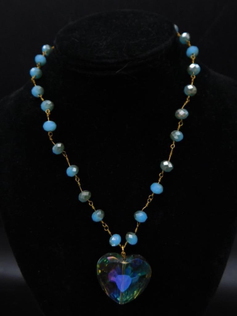 IRRIDESCENT HEART PENDANT ON SPARKLE BEAD NECKLACE: IRRIDESCENT HEART PENDANT ON SPARKLE BEAD NECKLACE