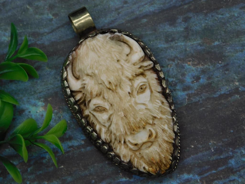 CARVED BONE BISON PENDANT ROCK STONE LAPIDARY SPECIMEN: CARVED BONE BISON PENDANT ROCK STONE LAPIDARY SPECIMEN