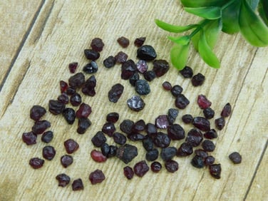 GARNET ROCK STONE LAPIDARY SPECIMEN