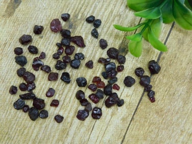 GARNET ROCK STONE LAPIDARY SPECIMEN