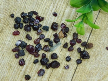 GARNET ROCK STONE LAPIDARY SPECIMEN