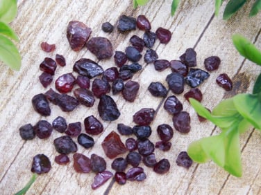 GARNET ROCK STONE LAPIDARY SPECIMEN