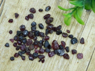 GARNET ROCK STONE LAPIDARY SPECIMEN