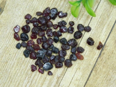 GARNET ROCK STONE LAPIDARY SPECIMEN