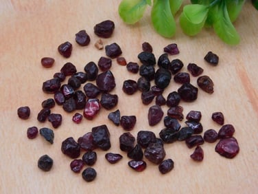 GARNET 70 CARATS ROCK STONE LAPIDARY SPECIMEN