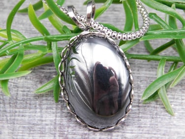 NECKLACE ROCK STONE LAPIDARY SPECIMEN