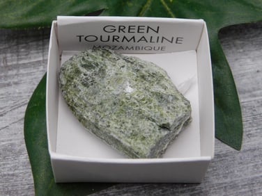 GREEN TOURMALINE ROCK STONE LAPIDARY SPECIMEN