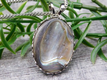 NECKLACE ROCK STONE LAPIDARY SPECIMEN