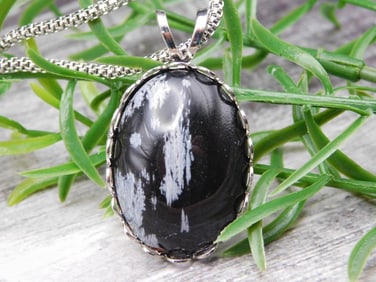 NECKLACE ROCK STONE LAPIDARY SPECIMEN