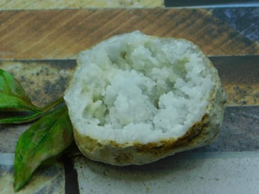 GEODE ROCK STONE LAPIDARY SPECIMEN