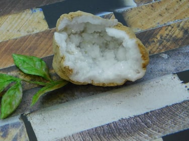 GEODE ROCK STONE LAPIDARY SPECIMEN