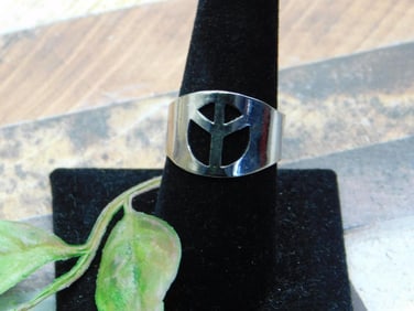 RING ROCK STONE LAPIDARY SPECIMEN