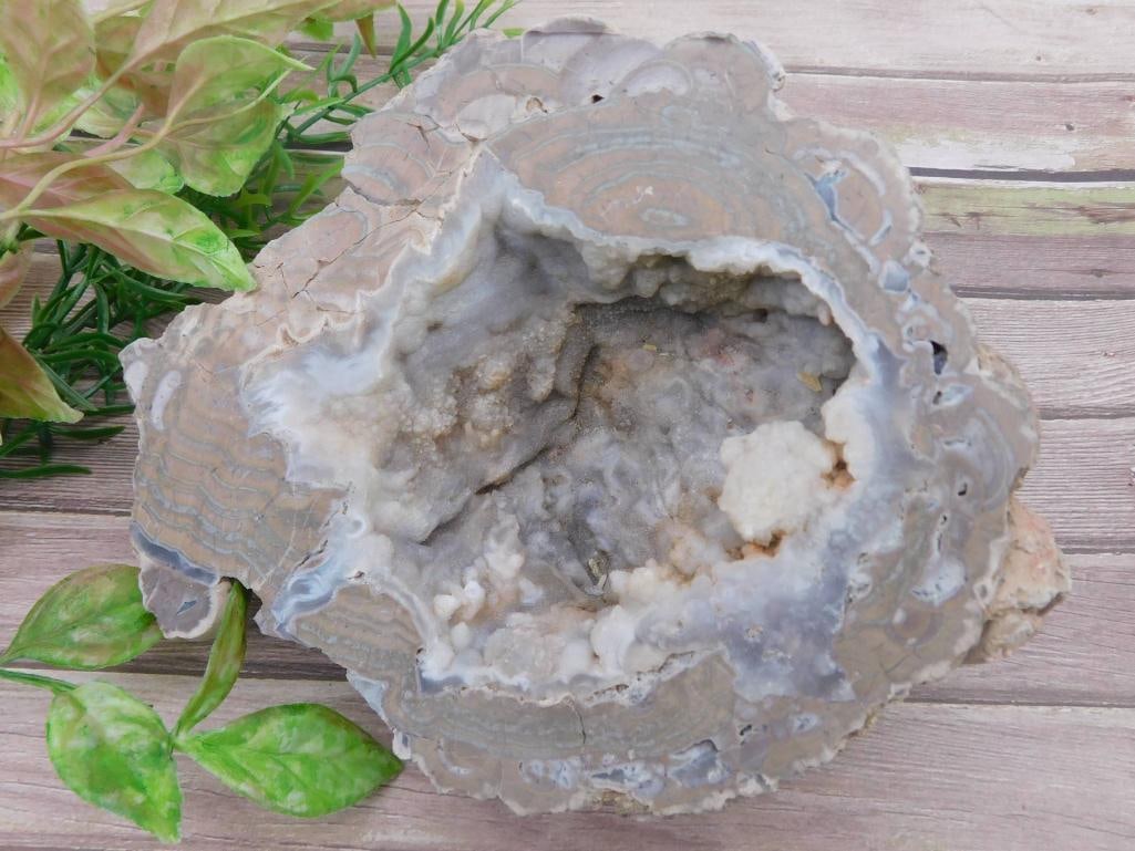 Natural Geode Mineral Specimen with Crystal Formation: Natural Geode Mineral Specimen with Crystal Formation