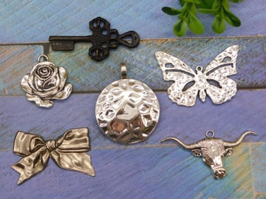 MIXED PENDANT LOT