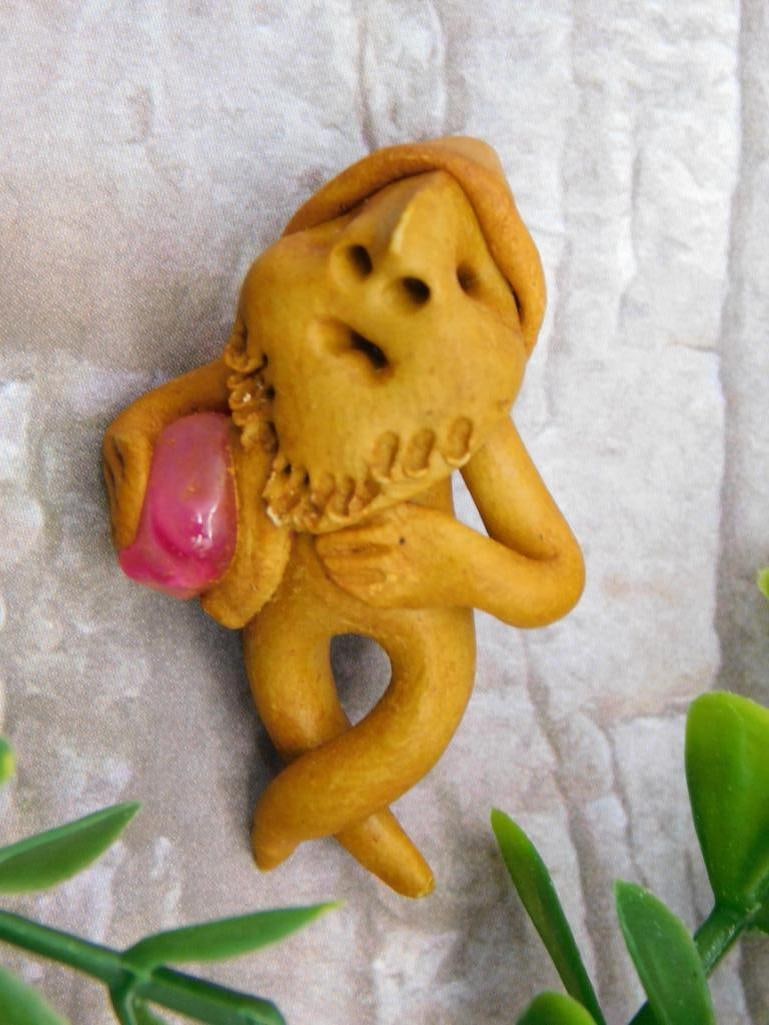 CLAY FIGURINE WITH STONE ROCK STONE LAPIDARY SPECIMEN: CLAY FIGURINE WITH STONE ROCK STONE LAPIDARY SPECIMEN