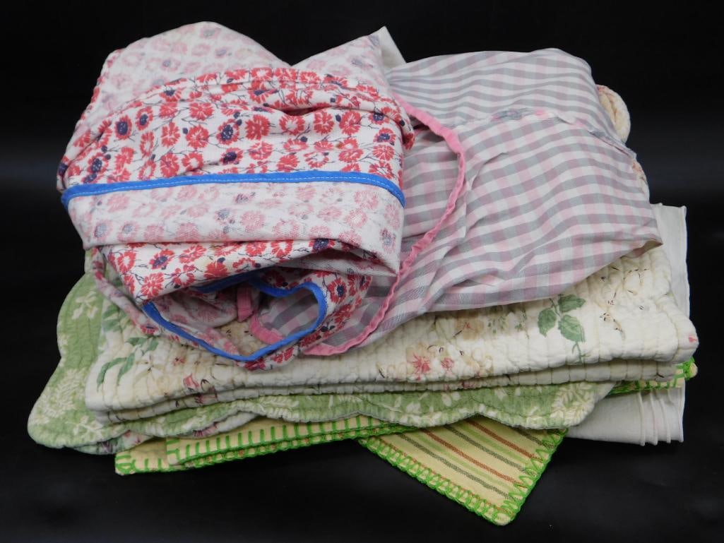 Quilted and Fabric Linens Lot: Quilted and Fabric Linens Lot