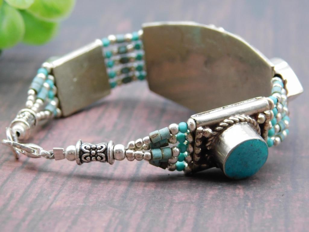Silver Bracelet With Turquoise Accents: Silver Bracelet With Turquoise Accents