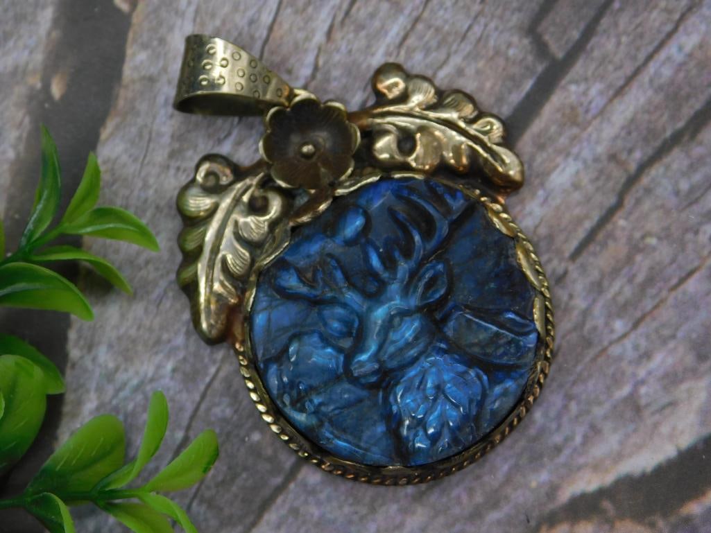 Carved Labradorite Deer Motif Pendant with Intricate Detailing: Carved Labradorite Deer Motif Pendant with Intricate Detailing