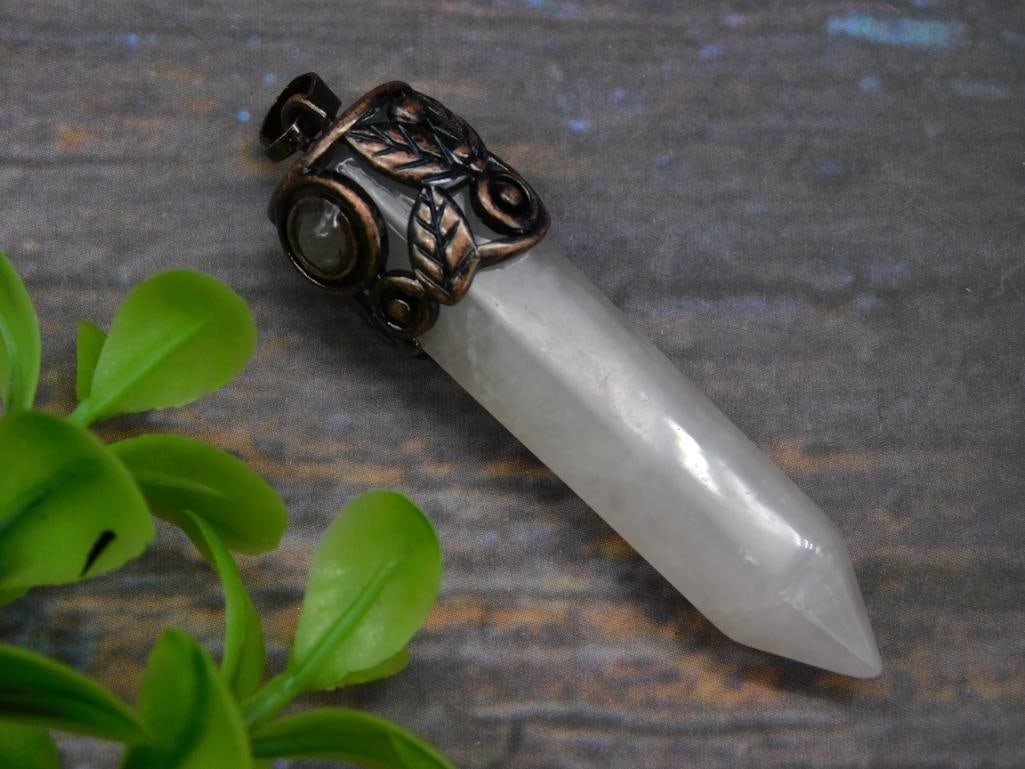 QUARTZ PENDANT ROCK STONE LAPIDARY SPECIMEN: QUARTZ PENDANT ROCK STONE LAPIDARY SPECIMEN