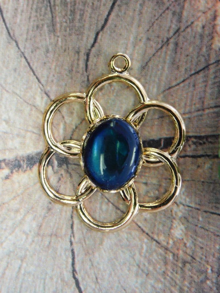 ABALONE FLOWER PENDANT ROCK STONE LAPIDARY SPECIMEN: ABALONE FLOWER PENDANT ROCK STONE LAPIDARY SPECIMEN