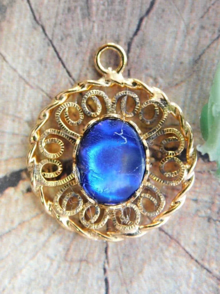 ABALONE PENDANT ROCK STONE LAPIDARY SPECIMEN: ABALONE PENDANT ROCK STONE LAPIDARY SPECIMEN