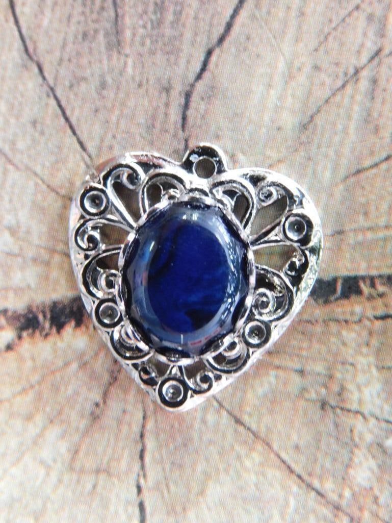 ABALONE HEART PENDANT ROCK STONE LAPIDARY SPECIMEN: ABALONE HEART PENDANT ROCK STONE LAPIDARY SPECIMEN