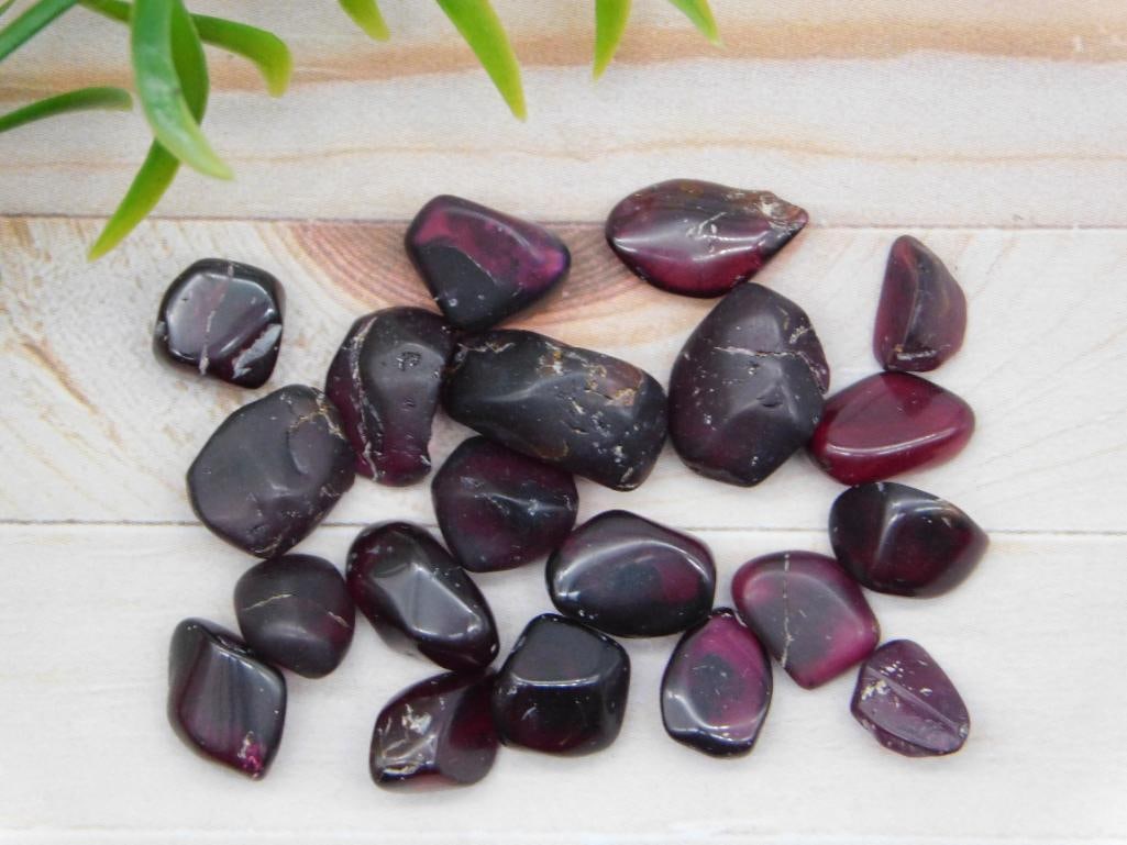 GARNET ROCK STONE LAPIDARY SPECIMEN: GARNET ROCK STONE LAPIDARY SPECIMEN