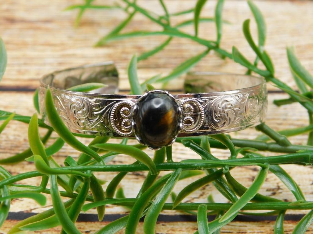 TIGERS EYE METAL CUFF BRACELET ROCK STONE LAPIDARY SPECIMEN: TIGERS EYE METAL CUFF BRACELET ROCK STONE LAPIDARY SPECIMEN