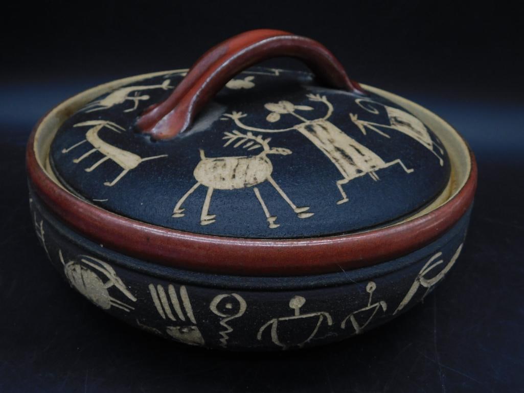PRIMITIVE PRINT SERVING DISH WITH LID: PRIMITIVE PRINT SERVING DISH WITH LID