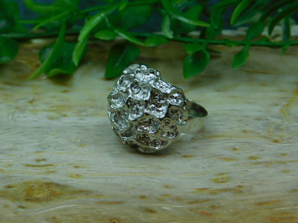 HAMMERED SILVER RING ROCK STONE LAPIDARY SPECIMEN: HAMMERED SILVER RING ROCK STONE LAPIDARY SPECIMEN