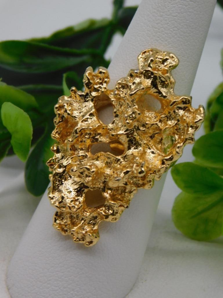 SCULPTED GOLD RING ROCK STONE LAPIDARY SPECIMEN: SCULPTED GOLD RING ROCK STONE LAPIDARY SPECIMEN