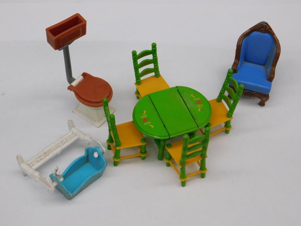 Miniature Dollhouse Furniture Pieces: Miniature Dollhouse Furniture Pieces