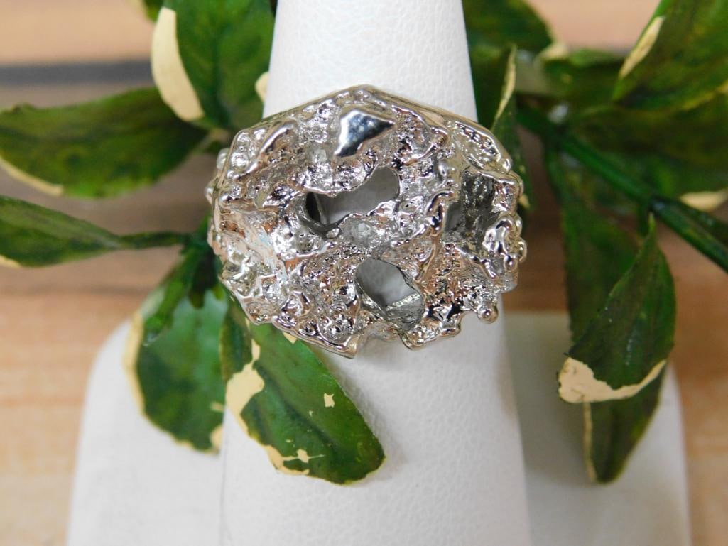 SILVER TONE RING ROCK STONE LAPIDARY SPECIMEN: SILVER TONE RING ROCK STONE LAPIDARY SPECIMEN