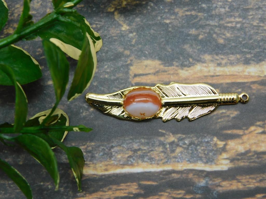 BANDED ONYX FEATHER PENDANT ROCK STONE LAPIDARY SPECIMEN: BANDED ONYX FEATHER PENDANT ROCK STONE LAPIDARY SPECIMEN