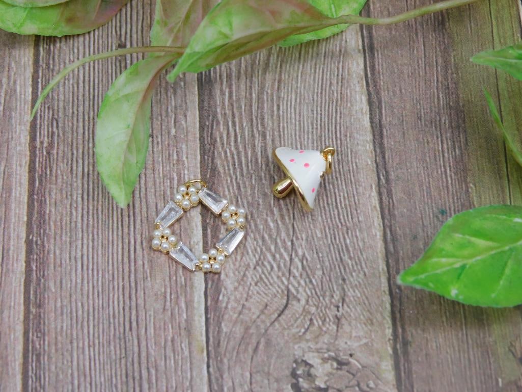 MIXED PENDANT LOT ROCK STONE LAPIDARY SPECIMEN: MIXED PENDANT LOT ROCK STONE LAPIDARY SPECIMEN