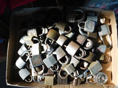 ASSORTED VINTAGE AND ANTIQUE PADLOCKS