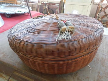 ANTIQUE HAND WOVEN ROUND WICKER SEWING BASKET