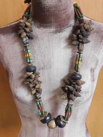 AFRICAN TRADE BEADS ROCK STONE LAPIDARY SPECIMEN