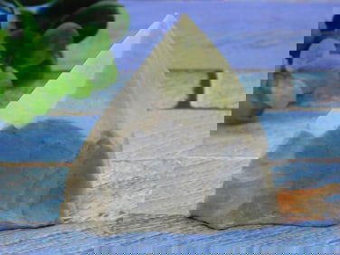 YELLOW SERPENTINE POINT ROCK STONE LAPIDARY SPECIMEN