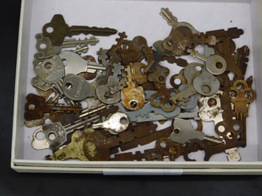 VINTAGE ANTIQUE KEYS BULK LOT