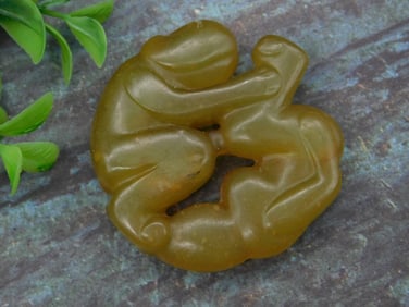 RISQUE JADE FIGURES ROCK STONE LAPIDARY SPECIMEN