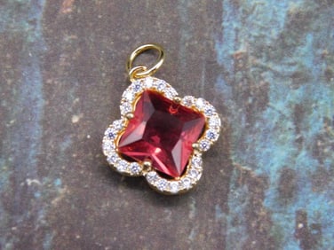 RED CRYSTAL CLOVER PENDANT ROCK STONE LAPIDARY SPECIMEN